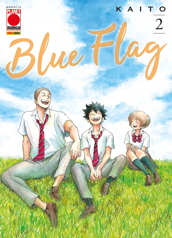 Copertina del secondo volume del manga 'Blue Flag' di KAITO, edito da Panini Planet Manga. L'illustrazione ritrae tre studenti sorridenti (Toma, Taichi e Futaba) in divisa scolastica seduti su un prato verde sotto un cielo azzurro, sormontati dal titolo e dal numero 2.