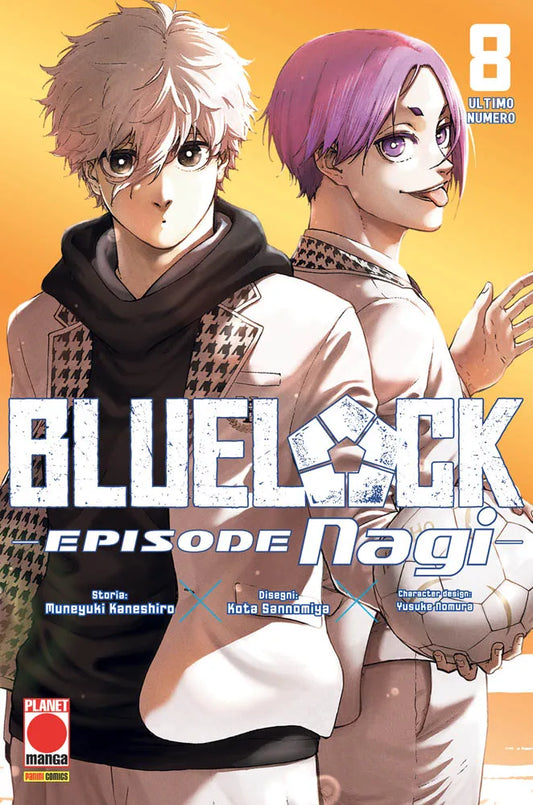 Copertina del manga Blue Lock - Episode Nagi volume 8. In primo piano due giovani calciatori: a sinistra Seishiro Nagi, con folti capelli bianchi e sguardo apatico, indossa una felpa scura sotto una giacca bianca elegante con dettagli pied de poule; a destra Reo Mikage, con i capelli viola e un'espressione provocatoria con la lingua di fuori, mentre regge sottobraccio un pallone da calcio. Lo sfondo è un caldo tramonto sfumato nei toni dell'arancione e del giallo. In alto a destra spicca la dicitura "8 ULTI