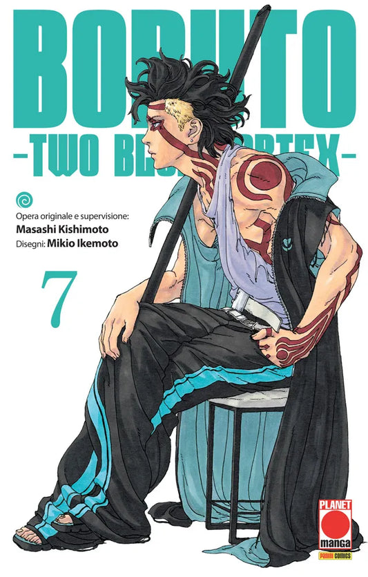 Copertina del settimo volume del manga 'Boruto Two Blue Vortex' di Masashi Kishimoto e Mikio Ikemoto, edito da Planet Manga. L'illustrazione ritrae di profilo un personaggio maschile seduto su uno sgabello, con capelli neri rasati ai lati, vistosi tatuaggi rossi su collo e braccio, abbigliato con smanicato azzurro e pantaloni sportivi neri con strisce turchesi, affiancato dal titolo 'BORUTO -TWO BLUE VORTEX-' e dal numero 7.