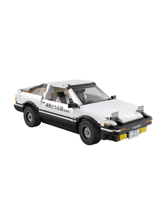 Scatola con illustrazioni manga e modellino costruito in mattoncini CADA della Toyota AE86 Trueno in scala grande; l'auto bianca e nera presenta la scritta giapponese "Fujiwara Tofu Shop" sulla fiancata.