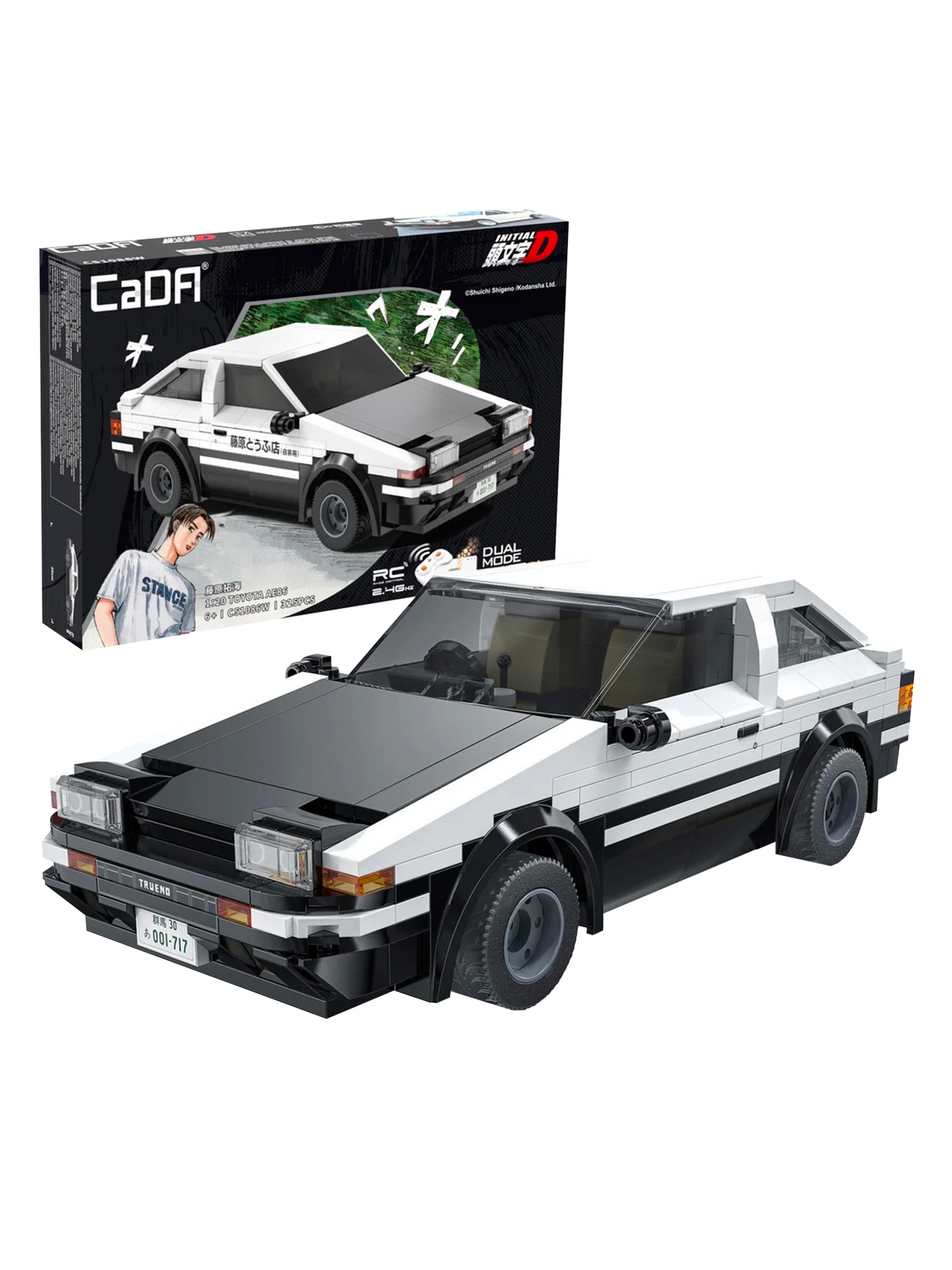 Il modello assemblato in mattoncini bianchi e neri della macchina Toyota AE86 Trueno della serie anime Initial D posizionato in primo piano, con la sua scatola originale CaDA visibile sullo sfondo nero che mostra l'auto in azione e il personaggio di Takumi Fujiwara.