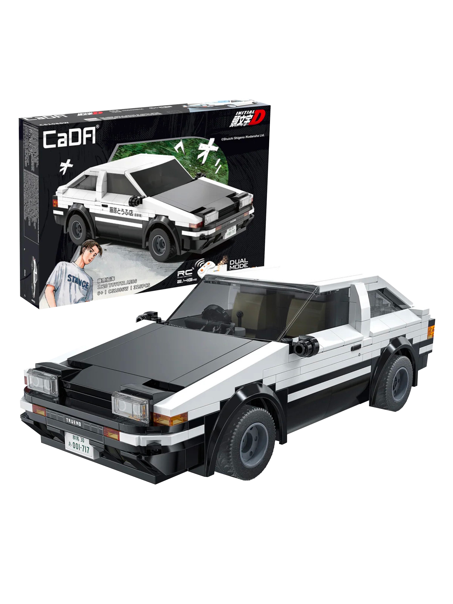 Il modello assemblato in mattoncini bianchi e neri della macchina Toyota AE86 Trueno della serie anime Initial D posizionato in primo piano, con la sua scatola originale CaDA visibile sullo sfondo nero che mostra l'auto in azione e il personaggio di Takumi Fujiwara.