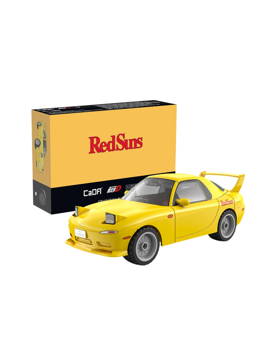 Scatola gialla e modellino costruito in mattoncini CADA della Mazda RX-7 FD3S di colore giallo; l'auto sportiva presenta il logo "RedSuns" sulla fiancata e l'alettone posteriore.