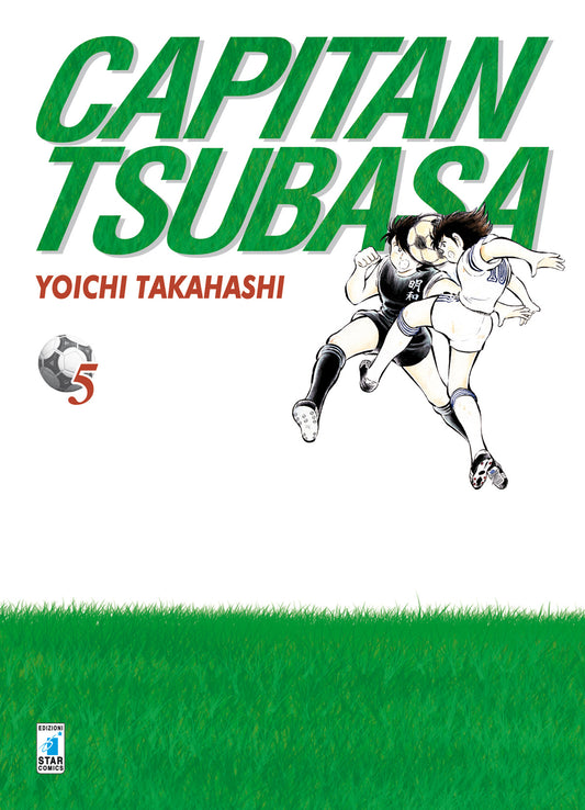 Copertina del manga Capitan Tsubasa New Edition 5. Sfondo bianco con un prato verde nella parte inferiore. Al centro, Tsubasa in divisa bianca ed Kojiro Hyuga in divisa nera saltano contemporaneamente colpendo la palla di testa in un contrasto aereo.
