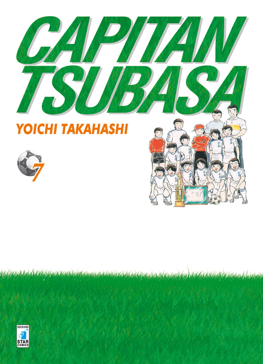 Copertina del settimo volume del manga Capitan Tsubasa, edito da Star Comics, con sfondo bianco, un prato d'erba verde in basso e un'illustrazione sul lato destro che ritrae i membri della squadra giovanile della Nankatsu che posano felici insieme sollevando un trofeo e un diploma di vittoria
