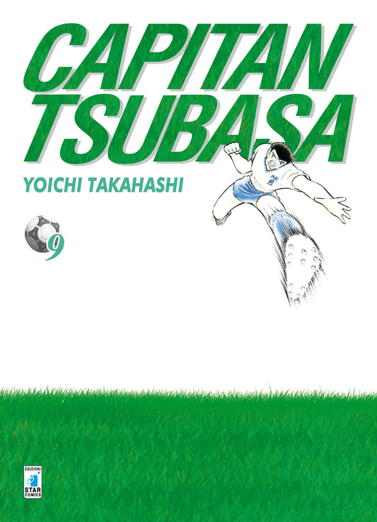 Copertina del nono volume del manga Capitan Tsubasa, edito da Star Comics, con sfondo bianco, un prato d'erba verde in basso e il protagonista Tsubasa Ozora ritratto in un salto dinamico a mezz'aria mentre calcia con vigore, mostrando la suola dello scarpino bullonato in primo piano.