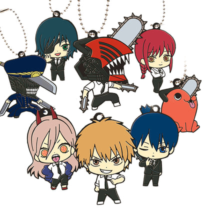 Locandina promozionale dei Gashapon Capsule Rubber Mascot di Chainsaw Man prodotta da Bandai con le versioni chibi di tutti gli 8 personaggi collezionabili.