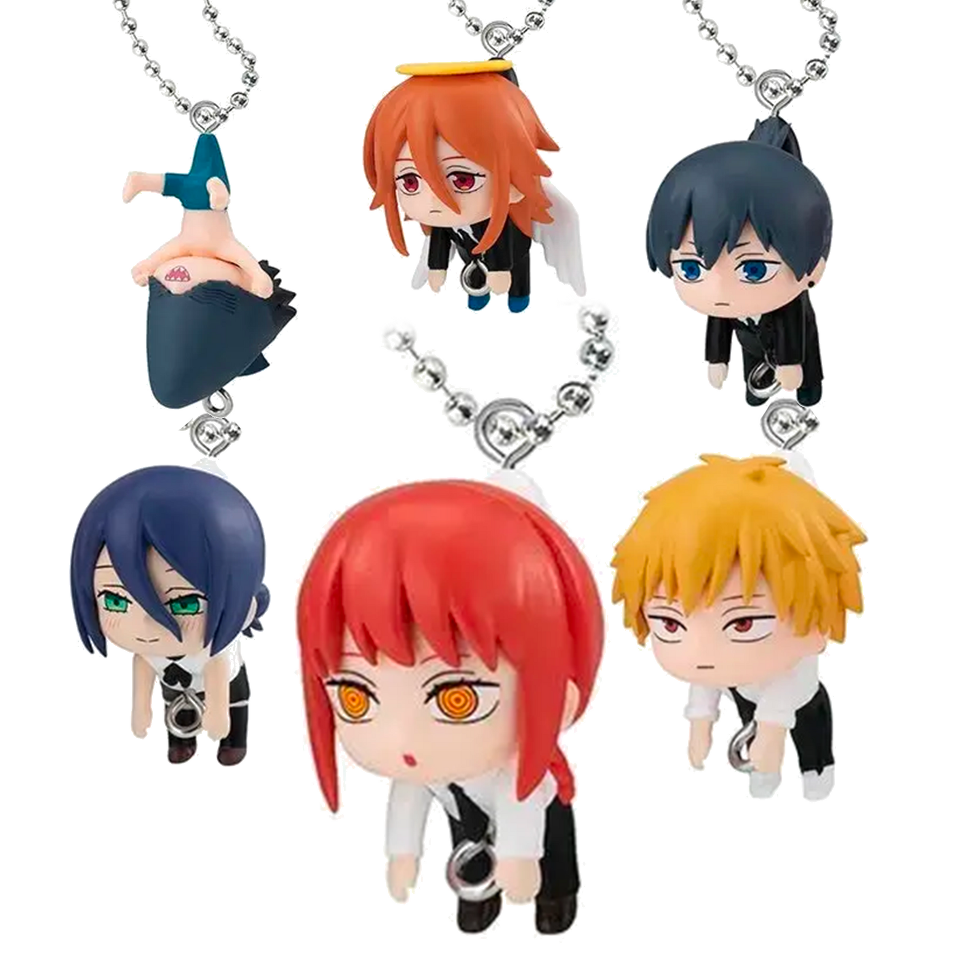 Set di 6 portachiavi gashapon chibi della serie Chainsaw Man. I personaggi Denji, Makima, Aki, Diavolo Angelo, Reze e Beam (ritratto a testa in giù) sono immortalati in buffe pose penzolanti come se fossero stati pizzicati dall'alto, ciascuno dotato di catenella e gancetto per essere uniti tra loro.