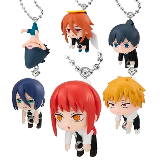 Set di 6 portachiavi gashapon chibi della serie Chainsaw Man. I personaggi Denji, Makima, Aki, Diavolo Angelo, Reze e Beam (ritratto a testa in giù) sono immortalati in buffe pose penzolanti come se fossero stati pizzicati dall'alto, ciascuno dotato di catenella e gancetto per essere uniti tra loro.
