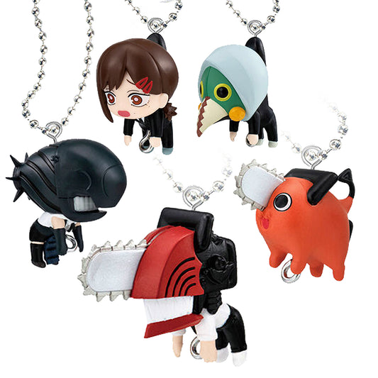 Set di 5 portachiavi gashapon chibi della serie Chainsaw Man. I personaggi Pochita, Chainsaw Man, Kobeni, Diavolo Bomba e Diavolo della Violenza sono ritratti in buffe pose penzolanti come se fossero stati pizzicati dall'alto, ciascuno dotato di catenella superiore e gancetto inferiore per essere uniti tra loro.
