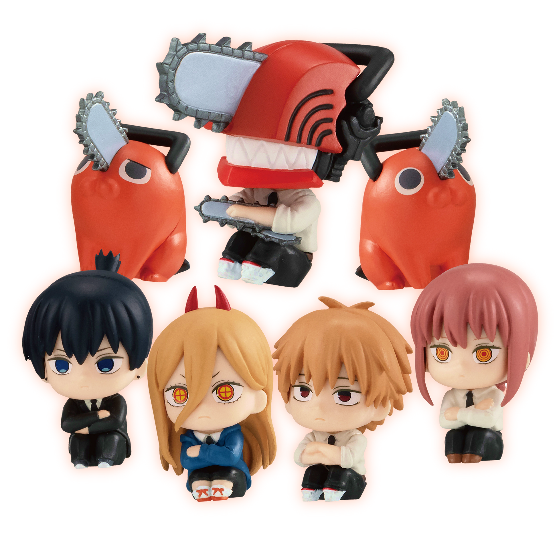 Selezione di minifigure chibi da collezione della serie Still Waiting For You dall'anime Chainsaw Man, prodotte da Bandai. La foto mostra Denji, Power, Aki, Makima, Chainsaw Man e Pochita seduti a terra in una buffa posa da attesa.
