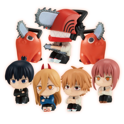 Selezione di minifigure chibi da collezione della serie Still Waiting For You dall'anime Chainsaw Man, prodotte da Bandai. La foto mostra Denji, Power, Aki, Makima, Chainsaw Man e Pochita seduti a terra in una buffa posa da attesa.