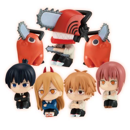 Selezione di minifigure chibi da collezione della serie Still Waiting For You dall'anime Chainsaw Man, prodotte da Bandai. La foto mostra Denji, Power, Aki, Makima, Chainsaw Man e Pochita seduti a terra in una buffa posa da attesa.