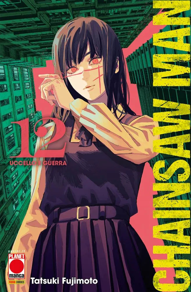 Copertina del manga Chainsaw Man Vol. 12. In primo piano, il personaggio di Asa Mitaka, posseduta dal Diavolo-Guerra Yoru. La figura guarda verso lo spettatore con un'espressione imperturbabile e magnetica, mentre con un gesto della mano fa scivolare via il sangue dalle proprie ferite. Il suo viso presenta vistose cicatrici di un rosso acceso e occhi rossi incorniciati da anelli gialli. Indossa un'uniforme scolastica scura. Alle sue spalle si staglia un vertiginoso sfondo urbano composto da palazzi distorti