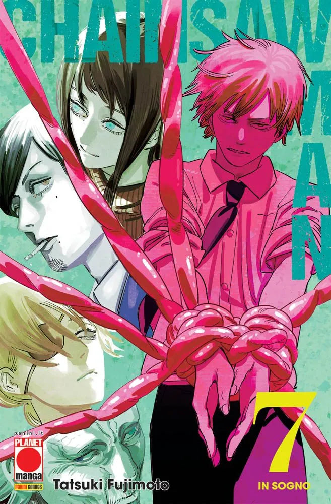 Copertina del manga Chainsaw Man Vol. 7. Illustrazione estremamente dinamica, folle e surreale in cui Denji, trasformato nell'ibrido Diavolo Motosega con le lame rotanti in azione, cavalca trionfante sulla schiena di Beam, trasformato a sua volta in un mostruoso e gigantesco squalo nero dai molteplici occhi. I due emergono prepotentemente scagliandosi in avanti su uno sfondo azzurro brillante circondato da schizzi. In alto il logo del titolo in rosso e giallo.