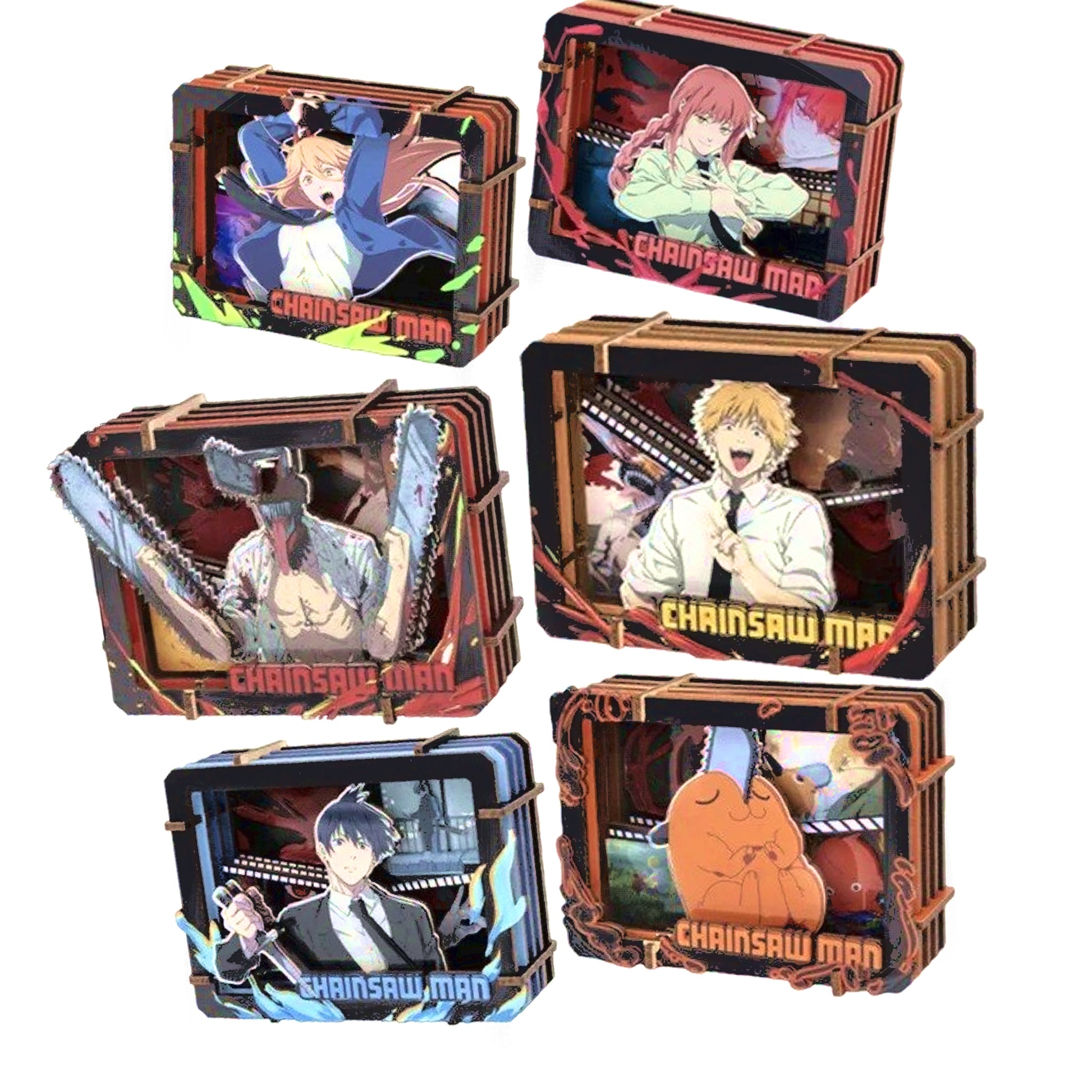 Sei mini diorami tridimensionali in legno della serie Chainsaw Man raffiguranti i personaggi Pochita, Chainsaw Devil, Power, Denji, Aki e Makima inseriti nelle loro cornici da esposizione.