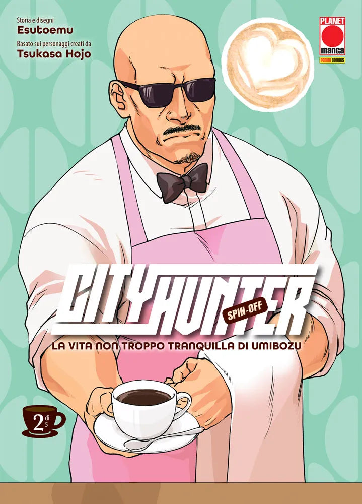 Copertina del secondo volume in italiano del manga 'City Hunter Spin-Off: La Vita non Troppo Tranquilla di Umibozu' di Esutoemu e Tsukasa Hojo, edito da Planet Manga. L'illustrazione mostra in primo piano il barista Umibozu, un uomo calvo e muscoloso con occhiali da sole scuri, baffi e grembiule rosa mentre offre una tazzina di caffè su un piattino, con sopra il disegno di un cuore nella schiuma e il titolo della serie in basso.