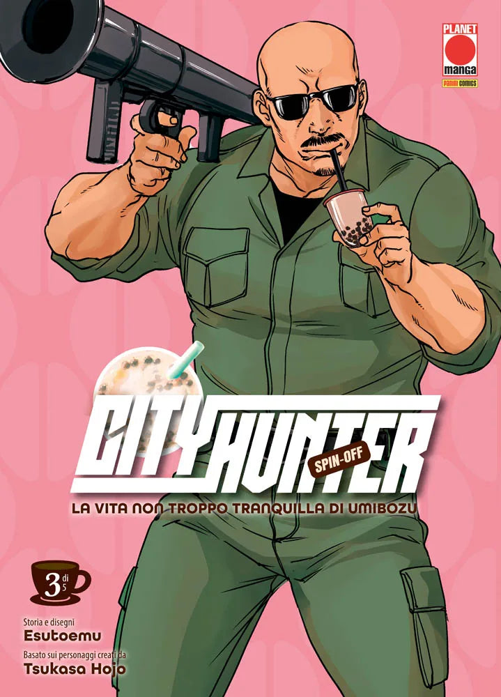 Copertina del terzo volume del manga 'City Hunter – Spin-Off: La Vita non Troppo Tranquilla di Umibozu' di Esutoemu e Tsukasa Hojo, edito da Panini Planet Manga su sfondo rosa. L'illustrazione ritrae in primo piano Umibozu con tuta militare verde ed occhiali da sole scuri mentre sorseggia con una cannuccia un bubble tea tenendo un gigantesco bazooka appoggiato sulla spalla, affiancato dal titolo 'CITY HUNTER SPIN-OFF LA VITA NON TROPPO TRANQUILLA DI UMIBOZU', dall'icona a forma di tazzina di caffè con l'ind