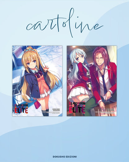 Immagine promozionale del Box Limited Edition di Classroom of the Elite Vol. 7 e 7.5 edito da Dokusho Edizioni; sono visibili il cofanetto verticale, i due volumi con le copertine regolari e variant, le cartoline illustrate e lo standee in acrilico di Ichinose vestita da Babbo Natale.