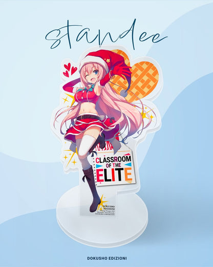 Immagine promozionale del Box Limited Edition di Classroom of the Elite Vol. 7 e 7.5 edito da Dokusho Edizioni; sono visibili il cofanetto verticale, i due volumi con le copertine regolari e variant, le cartoline illustrate e lo standee in acrilico di Ichinose vestita da Babbo Natale.