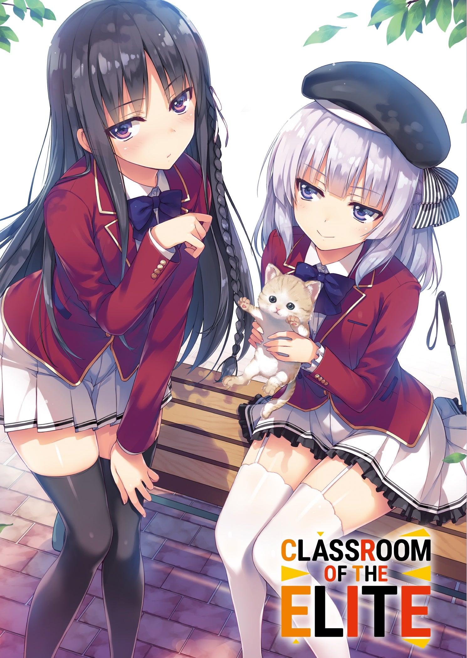 Illustrazione della sovraccoperta variant inclusa nel Cofanetto Limited di Classroom of the Elite Vol. 8. Mostra due ragazze in uniforme scolastica con giacca rossa sedute su una panchina all'aperto; una ha lunghi capelli neri e l'altra indossa un berretto scuro mentre tiene affettuosamente in mano un piccolo gattino.