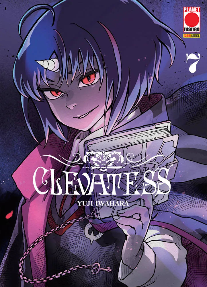 Copertina del settimo volume del manga Clevatess di Yuji Iwahara. L'illustrazione mostra in primo piano il personaggio di Alicia con sembianze demoniache, caratterizzata da corti capelli scuri, un piccolo corno bianco a spirale sulla fronte e intensi occhi rossi, mentre stringe tra le mani un antico libro con copertina decorata. In alto a destra è presente il logo rosso di Planet Manga sopra il numero 7 bianco.