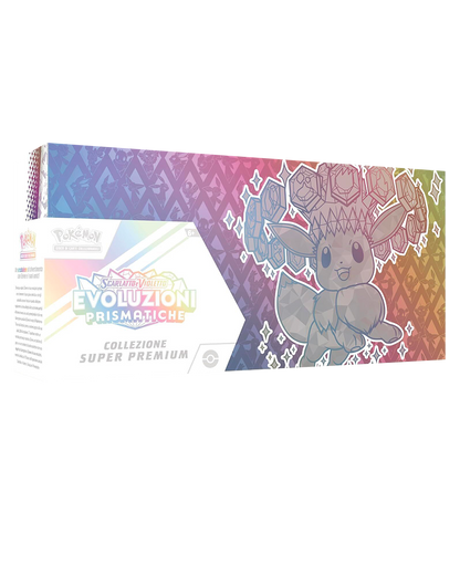 Grande confezione premium rettangolare della Collezione Speciale Super Premium di Pokémon Scarlatto e Violetto - Evoluzioni Prismatiche, con sfondo a gradiente sfumato dall'azzurro al verde caratterizzato dalle silhouette delle Eeveelutions e una grande illustrazione stilizzata di Eevee in forma Teracristal Astrale sul lato destro.
