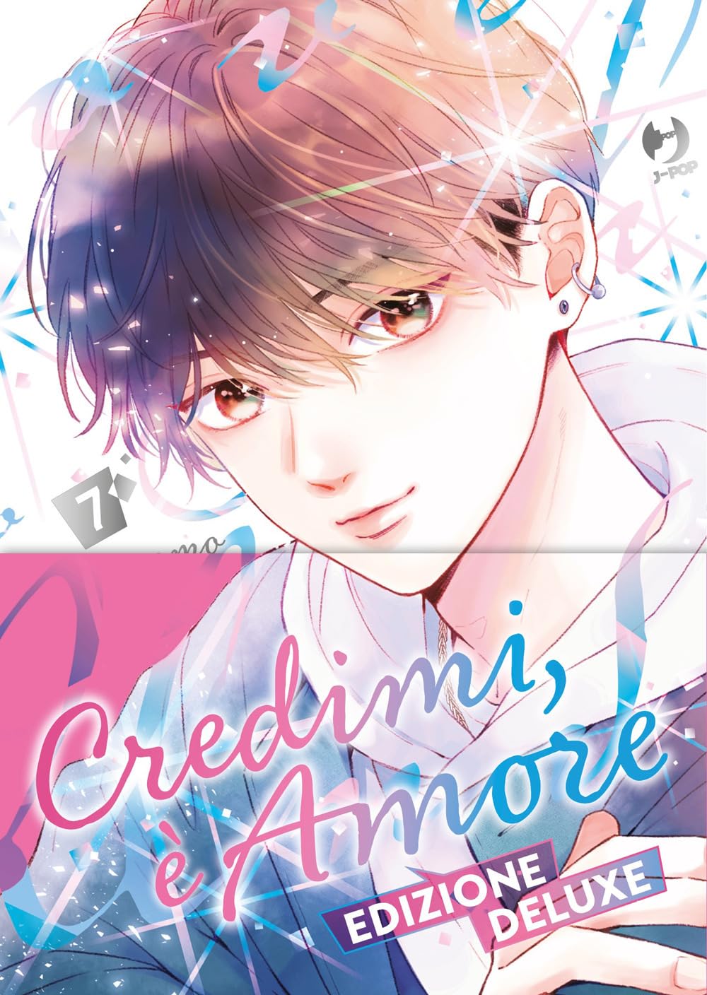 Copertina del settimo volume dell'edizione Deluxe in lingua italiana del manga 'Credimi, è Amore' di Mikase Hayashi, edito da J-Pop. L'illustrazione mostra in primo piano un affascinante ragazzo con capelli castano-chiaro, occhi rossastri e un orecchino sul lobo sinistro, vestito con felpa bianca e giacca scura, circondato da stelle lucenti e coriandoli azzurri e rosa.