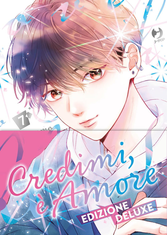 Copertina del settimo volume dell'edizione Deluxe in lingua italiana del manga 'Credimi, è Amore' di Mikase Hayashi, edito da J-Pop. L'illustrazione mostra in primo piano un affascinante ragazzo con capelli castano-chiaro, occhi rossastri e un orecchino sul lobo sinistro, vestito con felpa bianca e giacca scura, circondato da stelle lucenti e coriandoli azzurri e rosa.