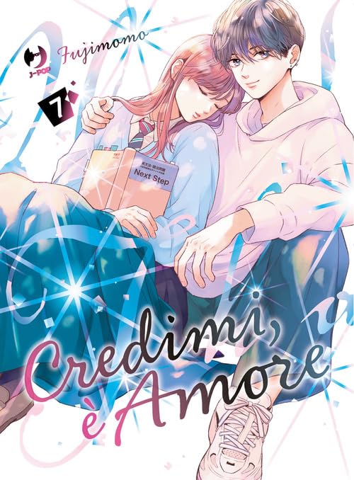 Copertina del settimo volume in italiano del manga 'Credimi, è Amore!' di Fujimomo, edito da J-Pop. L'illustrazione a colori mostra la protagonista Ellie dai capelli castano-rosa addormentata sulla spalla di Ohmi (dai capelli scuri e felpa bianca), mentre stringe tra le mani un libro di testo scolastico con scritto 'Next Step' su uno sfondo bianco arricchito da sprazzi di luce azzurri e rosa.