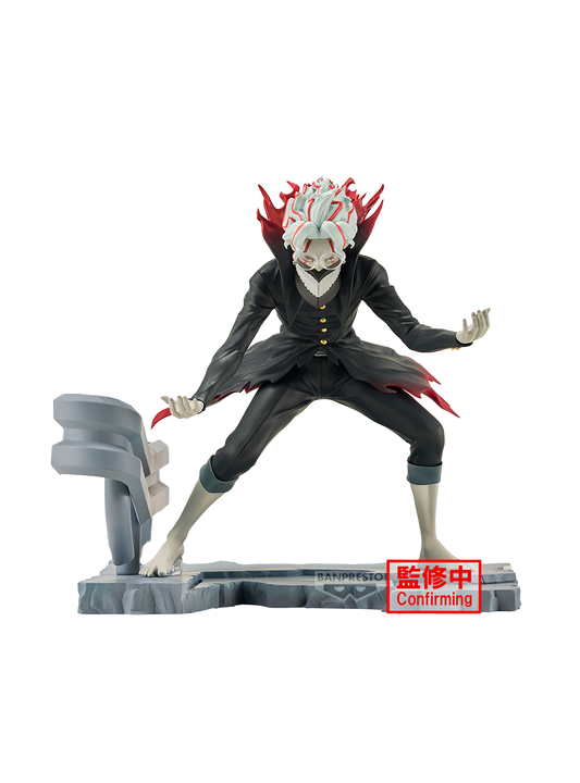 Statua Banpresto di Okarun trasformato (Dandadan); il personaggio ha capelli bianchi con punte rosse, indossa una divisa scolastica nera ed è in posa d'attacco su una base di macerie grigie.