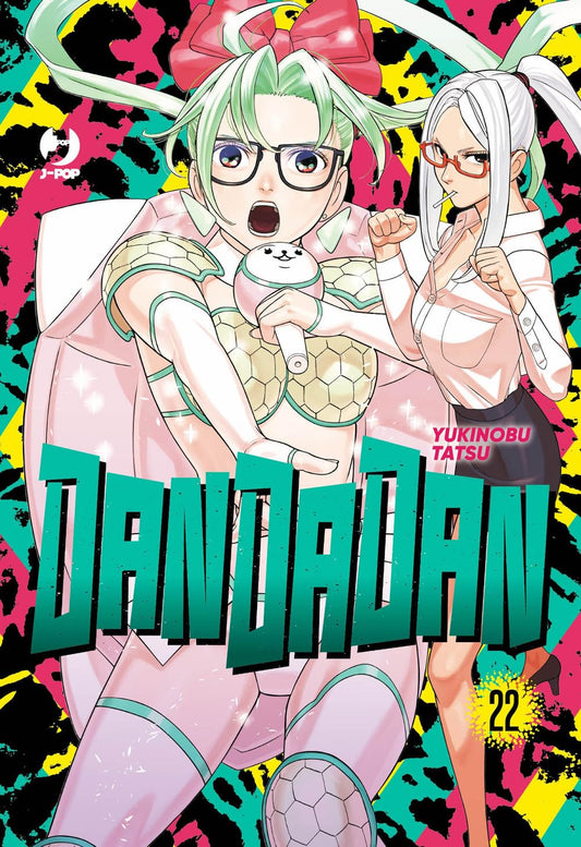 Copertina del manga Dandadan 22. Un'eccentrica ragazza in colorato costume da idol stringe un microfono, affiancata da una donna con occhiali e sigaretta su uno sfondo dai colori accesi e contrastanti.