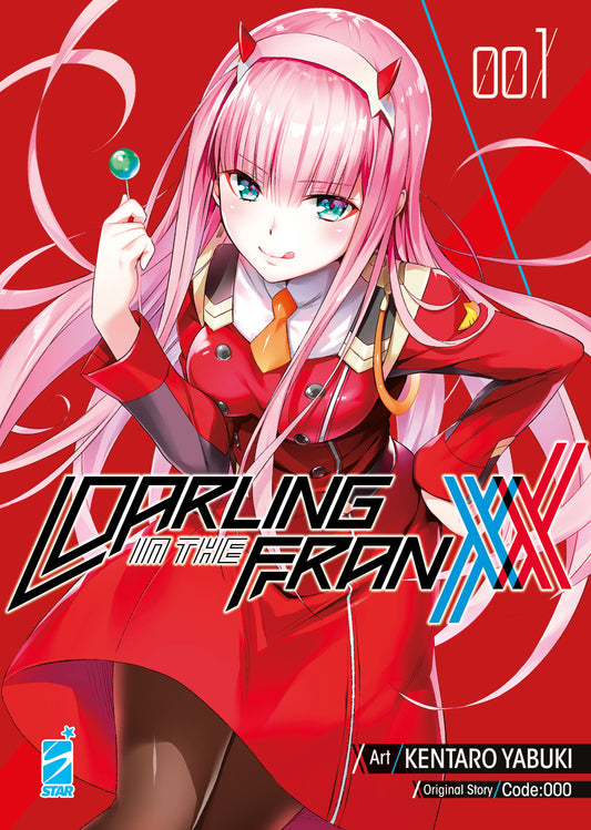 Copertina del manga Darling in the Franxx volume 1. In primo piano spicca Zero Two, una ragazza dai lunghi capelli rosa e piccole corna rosse, con indosso un'uniforme militare rossa e una lecca-lecca in mano. Lo sfondo è rosso acceso con il logo nero e blu del titolo. In basso a destra sono riportati i nomi degli autori: Art by Kentaro Yabuki e Original Story by Code:000. In basso a sinistra il logo Star Comics.