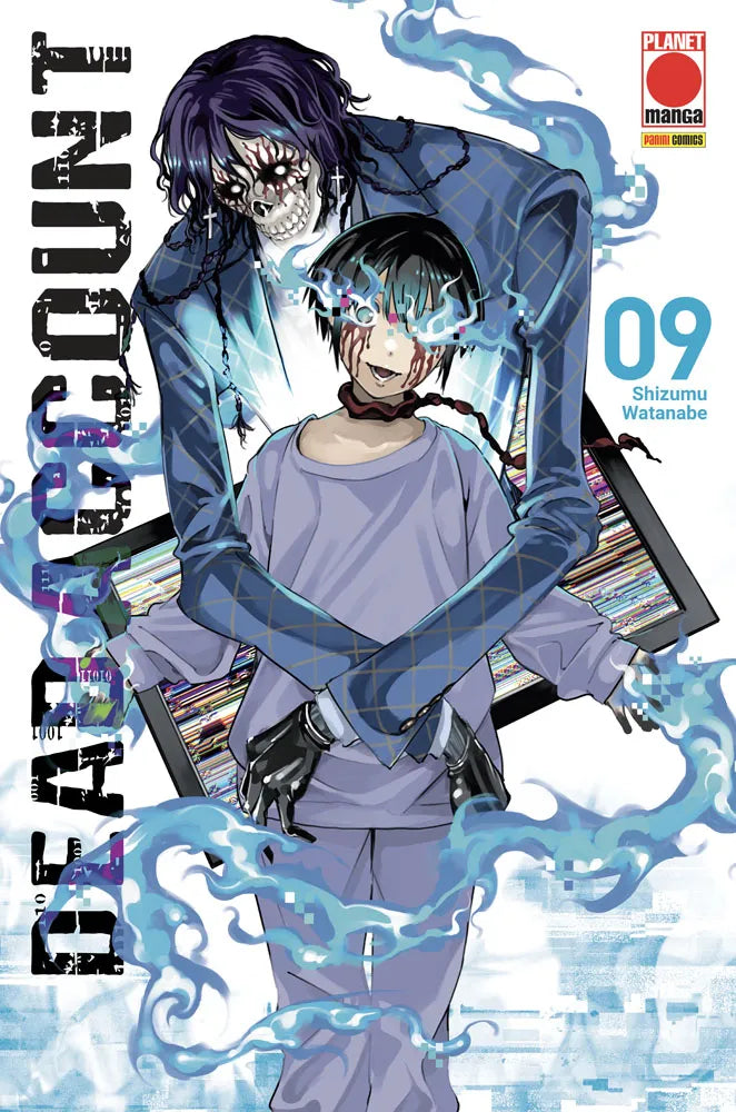 Copertina del manga Dead Account volume 9. L'illustrazione mostra un ragazzo in pigiama lilla con un sorriso inquietante, fiamme azzurre che gli escono dagli occhi e rivoli di sangue sul viso. Da dietro lo avvolge una figura mostruosa e spettrale, con il volto scheletrico, lunghi capelli viola, orecchini a forma di croce e braccia innaturalmente lunghe coperte da una giacca elegante. Sullo sfondo fluttuano fiamme azzurre e uno schermo televisivo distorto da interferenze glitch.