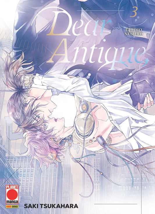 Copertina del manga Dear Antique volume 3. Un'illustrazione dai toni eterei, sfumata verso il lilla e il bianco, mostra due figure maschili quasi fluttuanti. In alto, un giovane in completo scuro e camicia bianca. Sotto di lui, un androide dai capelli chiari e disordinati, con il petto scoperto che rivela componenti meccanici, placche cibernetiche e cavi colorati, solleva il viso in un momento di forte intimità. Sullo sfondo si intravedono grattacieli stilizzati. In alto a destra è presente la scritta "3 UL