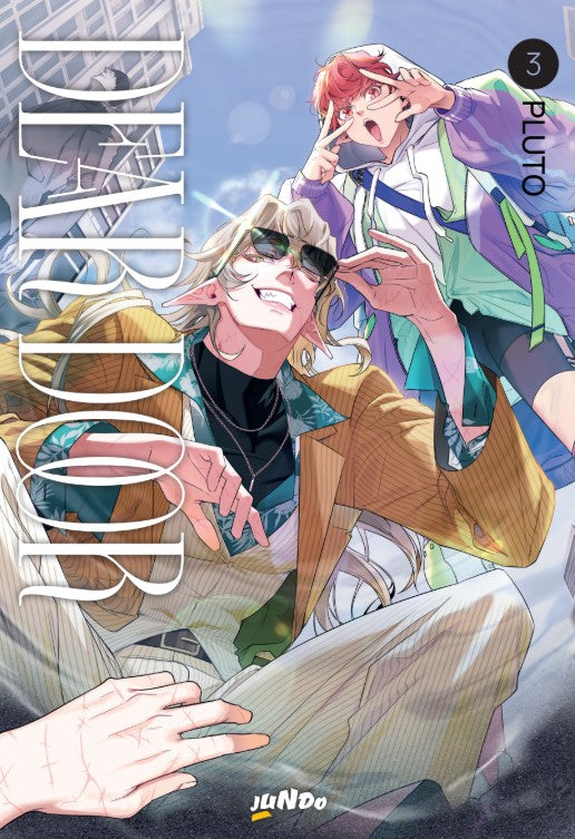 Copertina del manhwa Dear Door volume 3. In primo piano un affascinante personaggio dai lunghi capelli biondi e occhiali da sole sorride mostrando i canini appuntiti, mentre alle sue spalle un ragazzo con i capelli rossi e una felpa con cappuccio fa il segno di vittoria con le mani.