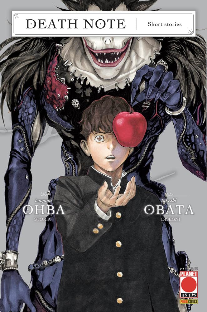 Copertina del manga Death Note Short Stories. In primo piano un giovane studente in divisa scolastica scura guarda in avanti con espressione sorpresa e la mano tesa, mentre una brillante mela rossa gli copre un occhio. Dietro di lui incombe la gigantesca e spaventosa figura dello shinigami Ryuk, che sorride malignamente tenendo la mela con i suoi lunghi artigli scuri.