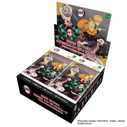 Confezione del box di carte collezionabili 2025 di Demon Slayer prodotto da EPOCH. L'illustrazione mostra Tanjiro, Nezuko, Zenitsu e Inosuke in posa da combattimento su uno sfondo scuro decorato con pattern dorati.