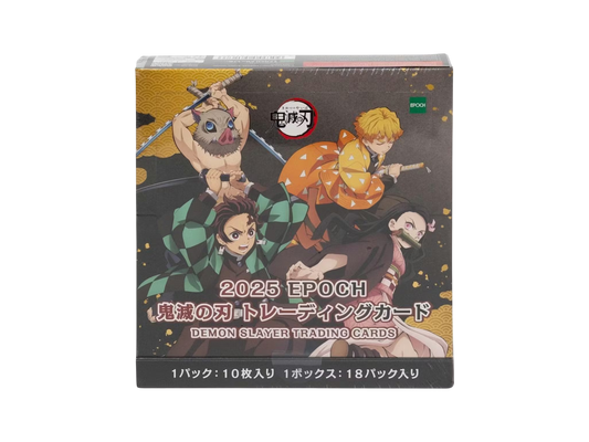 Confezione del box di carte collezionabili 2025 di Demon Slayer prodotto da EPOCH. L'illustrazione mostra Tanjiro, Nezuko, Zenitsu e Inosuke in posa da combattimento su uno sfondo scuro decorato con pattern dorati.