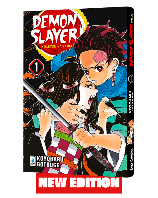 Vista tridimensionale del volume 1 di Demon Slayer New Edition, posizionato di tre quarti per mostrare sia la copertina che la costa del libro su sfondo nero. In copertina, il protagonista con una vistosa cicatrice sulla fronte e una sciarpa azzurra stringe una spada e protegge la sorella dai lunghi capelli scuri con fiocchi rosa. Nella parte inferiore è presente una vistosa banda rossa con la scritta bianca "NEW EDITION".