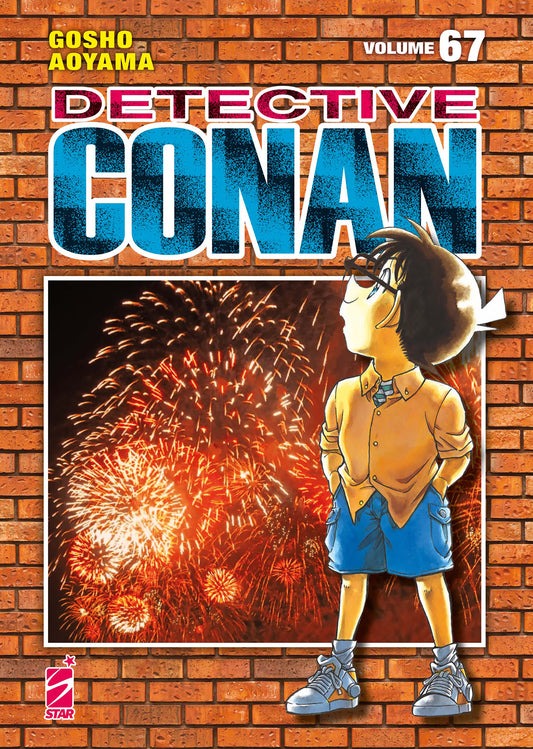 Copertina del manga Detective Conan New Edition Vol. 67 edito da Star Comics. Lo sfondo è caratterizzato da un tipico muro di mattoni rossi. Al centro, un riquadro mostra Conan Edogawa di profilo, con le mani in tasca, mentre osserva uno spettacolare gioco di fuochi d'artificio arancioni e gialli nel cielo notturno. In alto spiccano il nome dell'autore Gosho Aoyama e il titolo "DETECTIVE CONAN" in blu sfumato.
