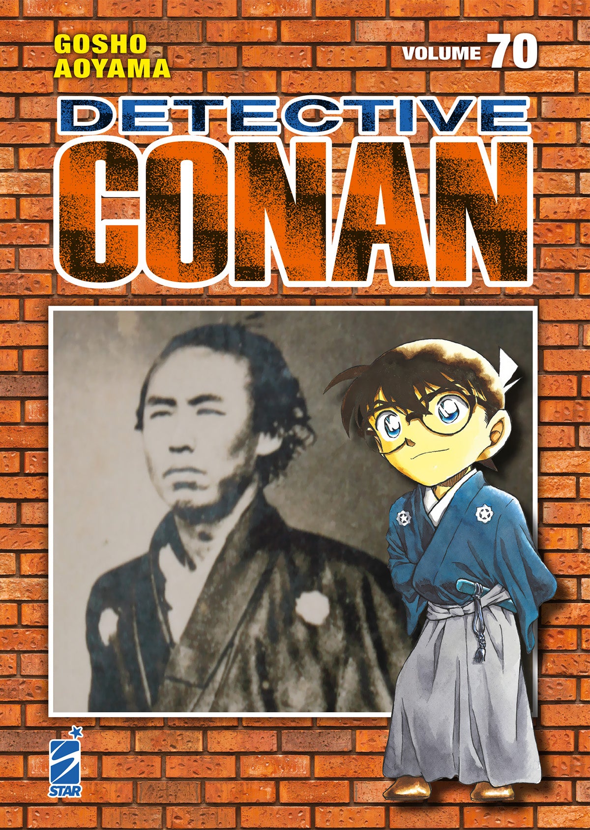Copertina del manga Detective Conan New Edition volume 70. Su uno sfondo a mattoni rossi c'è un riquadro centrale che mostra Conan Edogawa vestito con abiti tradizionali giapponesi (un kimono blu e un hakama grigio), affiancato da una vecchia fotografia d'epoca in bianco e nero del samurai Ryoma Sakamoto.