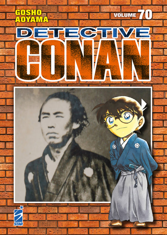 Copertina del manga Detective Conan New Edition volume 70. Su uno sfondo a mattoni rossi c'è un riquadro centrale che mostra Conan Edogawa vestito con abiti tradizionali giapponesi (un kimono blu e un hakama grigio), affiancato da una vecchia fotografia d'epoca in bianco e nero del samurai Ryoma Sakamoto.