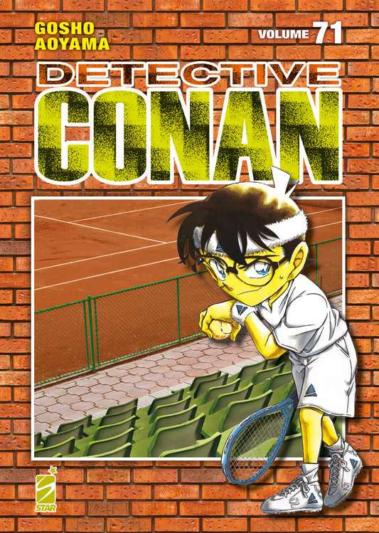 Copertina del volume 71 del manga Detective Conan New Edition. L'illustrazione, inserita sul classico sfondo a mattoni arancioni, mostra Conan Edogawa vestito con un completo da tennis bianco e una fascia sulla fronte, mentre tiene in mano una pallina e una racchetta da tennis sullo sfondo di un campo in terra battuta e spalti verdi. In basso a sinistra compare il logo di Star Comics.