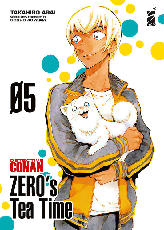 Copertina del quinto volume in italiano del manga 'Detective Conan - Zero's Tea Time' di Takahiro Arai e Gosho Aoyama, edito da Star Comics. L'illustrazione su uno sfondo bianco decorato da pois gialli e azzurri ritrae in primo piano Toru Amuro sorridente in tuta sportiva grigia e gialla mentre tiene teneramente tra le braccia il piccolo cagnolino bianco Haro, sormontati dal titolo DETECTIVE CONAN ZERO'S TEA TIME in nero e bianco, dal numero 05 a sinistra e dal logo Star Comics in alto a destra.