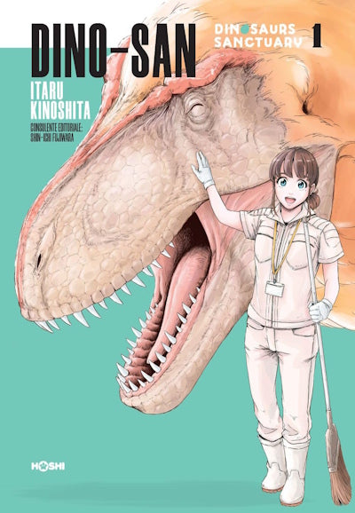 Copertina del manga Dino-San Dinosaur Sanctuary Vol. 1; un'illustrazione che mostra una giovane ragazza sorridente in divisa da lavoro chiara e guanti, che tiene una scopa in una mano e accarezza dolcemente il grande muso di un realistico dinosauro teropode (simile a un T-Rex) dalle squame beige e rosate. Lo sfondo è a tinta unita verde acqua.