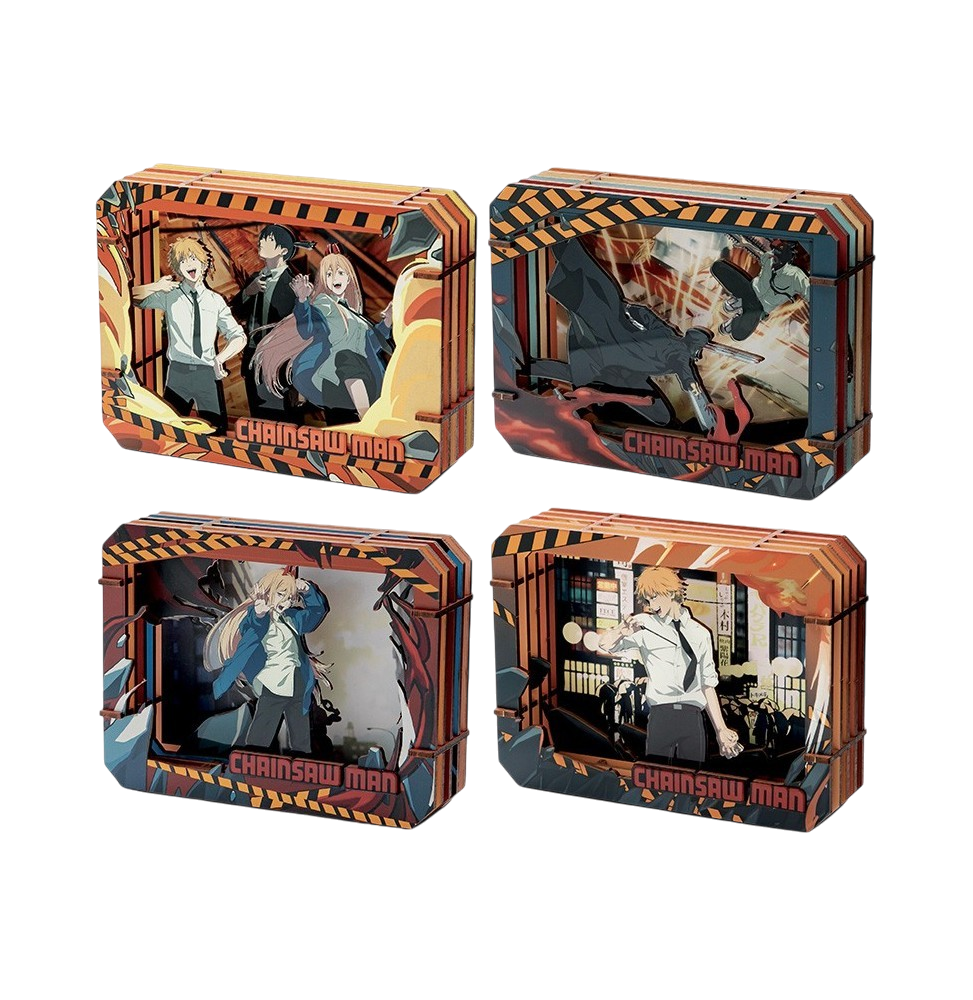 Panoramica dei quattro diorama 3D in legno da collezione della serie 'Chainsaw Man - Wooden Gallery M' in formato Blind Box, raffiguranti Denji, Power, lo scontro con Chainsaw Man e la reunion di Denji, Aki e Power.