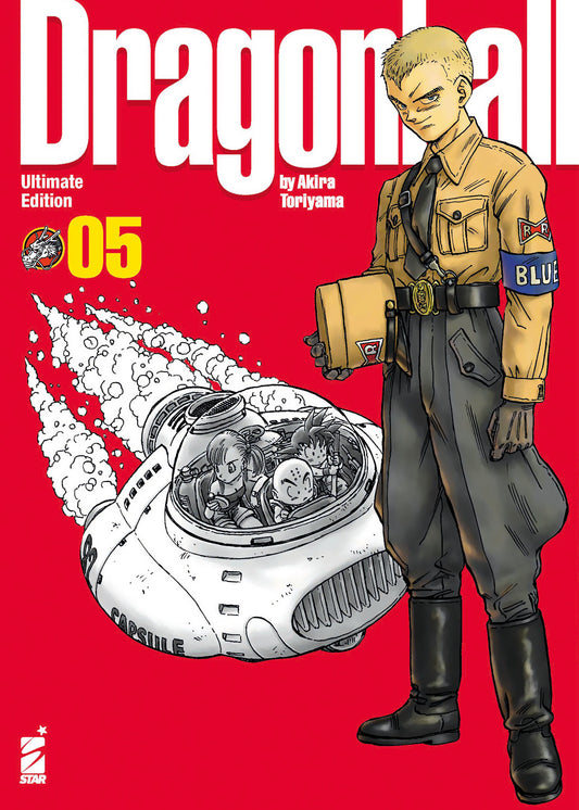 Copertina del manga Dragon Ball Ultimate Edition Vol. 5. Su uno sfondo rosso acceso, a destra si erge un uomo con i capelli biondi rasati (il Generale Blue) in uniforme militare gialla e grigia, con una fascia azzurra recante il logo del Red Ribbon. A sinistra sfreccia un veicolo volante bianco tondeggiante della Capsule Corporation che lascia una scia di fumo bianco; dall'abitacolo di vetro si affacciano in volo Bulma, Goku e Crilin.
