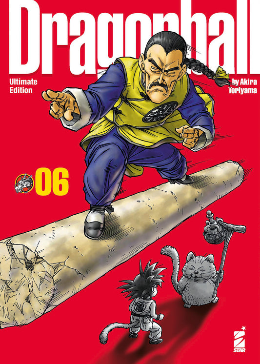 Copertina del manga Dragon Ball Ultimate Edition Vol. 6. Su uno sfondo rosso acceso, domina la scena il temibile killer Taobaibai (Mercenario Tao) vestito con abiti tradizionali gialli e blu, ritratto in volo a mezz'aria mentre "cavalca" in equilibrio un grande frammento di colonna di pietra. In basso, rimpiccioliti dalla prospettiva, ci sono il piccolo Goku visto di spalle e il saggio gatto bianco Balzar (Karin) che regge il suo bastone di legno.