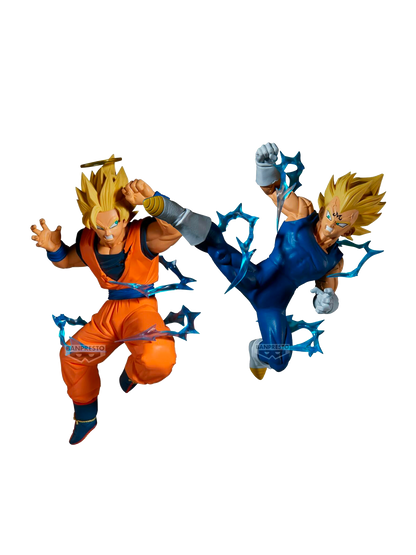 Figure Match Makers di Banpresto raffiguranti Super Saiyan 2 Goku e Majin Vegeta di Dragon Ball Z a mezz'aria in posa da combattimento, avvolti da effetti di fulmini blu.